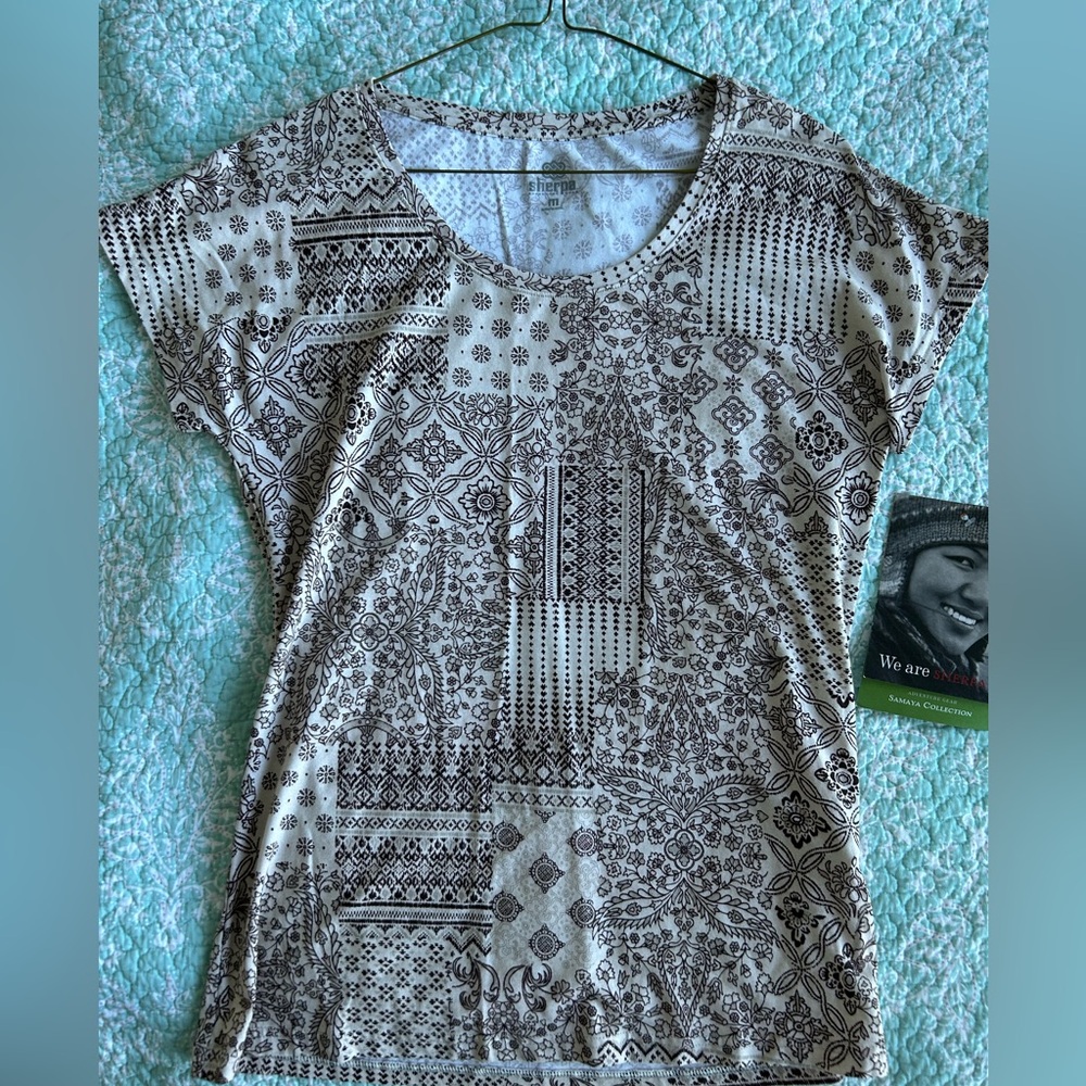 NWT Sherpa Adventure Gear Samaya Tee - Size M